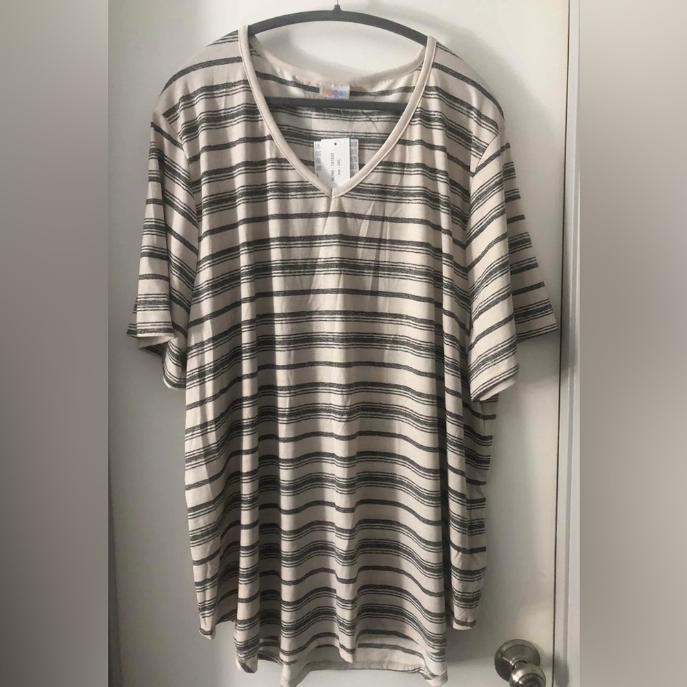 New with tags Lularoe Iris top size 3xl